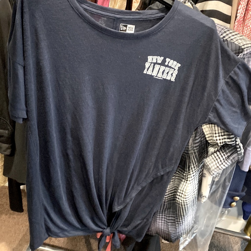 Size M slouchy NY Yankees top generous fit drop shoulders. Side tie detail. EUC